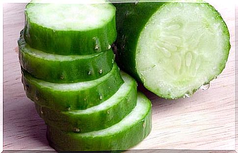 makeup tips to look younger: cucumber