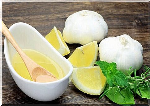 Garlic and lemon: the allies of nail growth.