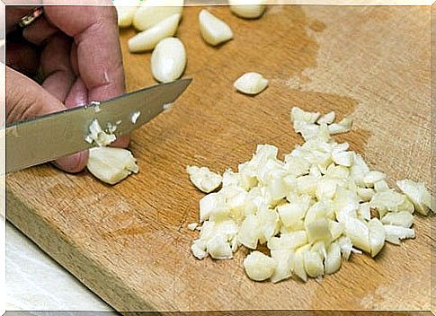 Garlic is used as natural pain relievers and helps fight inflammation.