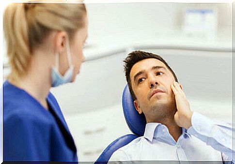 A man in consultation for his wisdom teeth