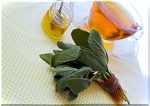 A natural remedy made from honey and sage to treat scratches