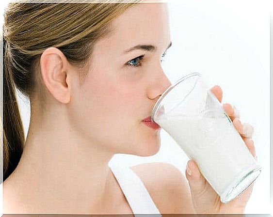 woman drinking quinoa milk 