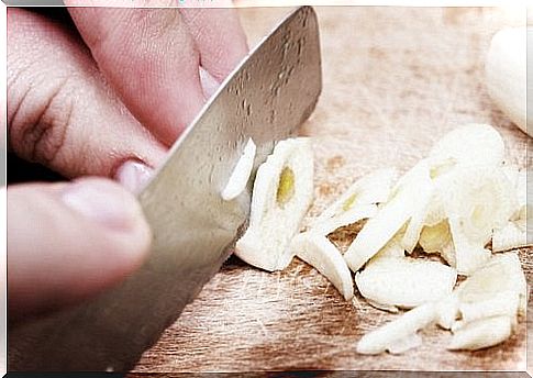 The cut of garlic.